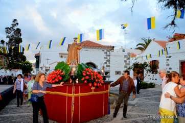 La imagen de San Francisco de Asís, esta tarde a su regreso al templo (Foto Antonio Alí)