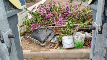 Basura acumulada junto a un contenedor de Hoya del Pozo (Foto TA)