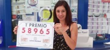 Una empleada de la administración, con el número vendido (Foto TA)