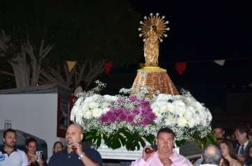 El trono de la Virgen del Pilar, a hombros de vecinos, anoche por las calles de Caserones Altos (Foto TA)
