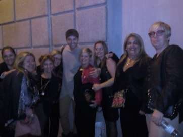 Toni Bernetti, con sus seguidoras (Foto TA)