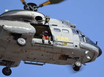 Imagen de archivo de uno de los Super Puma del 802 Escuadrón del SAR sobrevolando Telde (Foto TA)