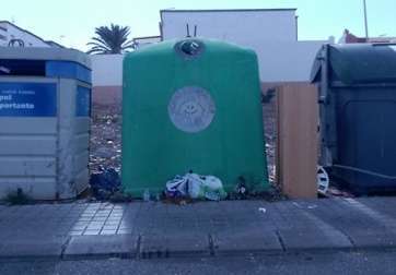 Iglú abarrotado de botellas en Playa del Hombre (Foto TA)