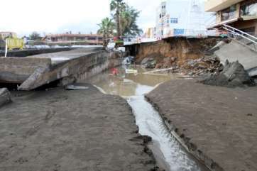 Destrozos que el temporal ocasionó en la playa de La Garita (Foto Jesús Ruiz Mesa)
