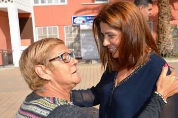 La alcaldesa con una persona mayor de Las Remudas (Foto TA)