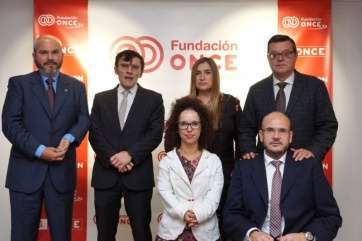 En Primera fila de izquierda a derecha Marta Castillo y Anxo Queiruga; en segunda fila Juan Carlos Hernández, Alberto Durán, Mónica Oviedo, y Jose Luis Martínez Donoso (Foto Fundación ONCE)  