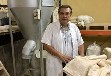 Gonzalo Suárez, en una imagen de archivo en la tienda del Molino de Fuego (Foto TA)