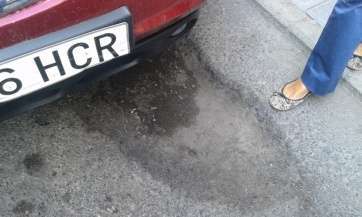 Imagen de uno de los numerosos baches que pueblan la calle Profesor Francisco Cruz (Foto TA)