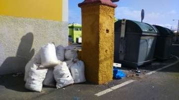 Escombros y trastos en la vía pública de Marpequeña (Foto TA)