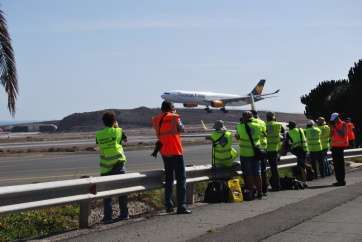 Imagen de los spotters disparando sus cámaras este miércoles en Gando (Foto TA)