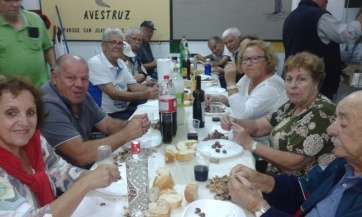 Grupo de socios en la fiesta celebrada el pasado lunes por la tarde-noche (Foto TA)
