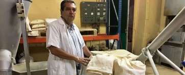 Gonzalo Suárez, en la fabrica de gofio del Molino de Fuego en Los Llanos (Foto TA)