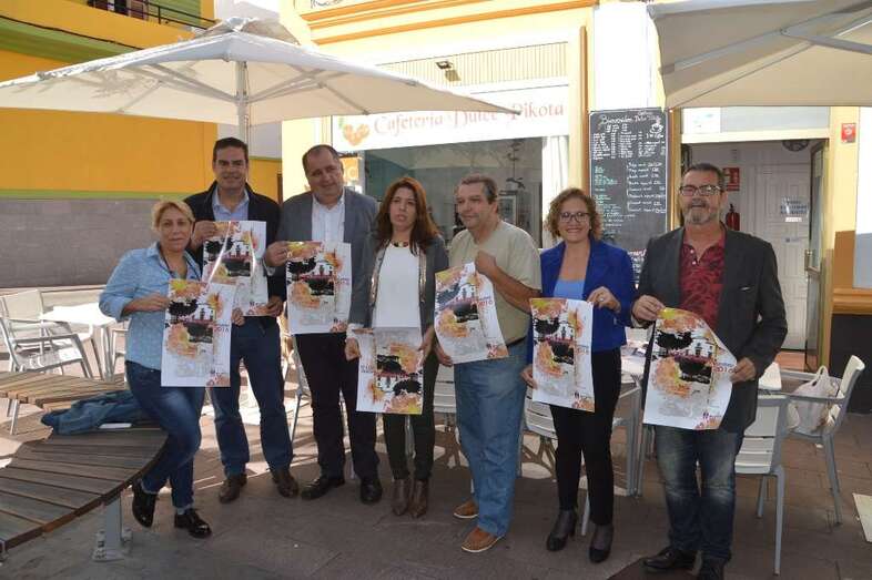 La alcaldesa, ediles, pregonero y representante de la Zona Comercial posan con el cartel anunciador de las fiestas (Foto TA)