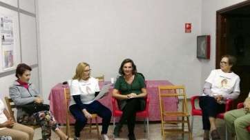 Momento de la charla de ayer tarde en La Fraternidad (Foto TA)