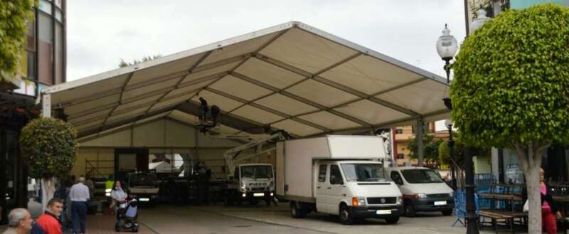 Imagen del montaje de la carpa este viernes en Los Llanos (Foto TA)