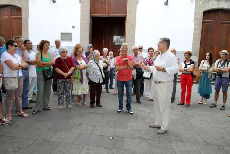 Imagen de archivo de un recorrido histórico guiado por el cronista oficial de la ciudad (Foto TA)
