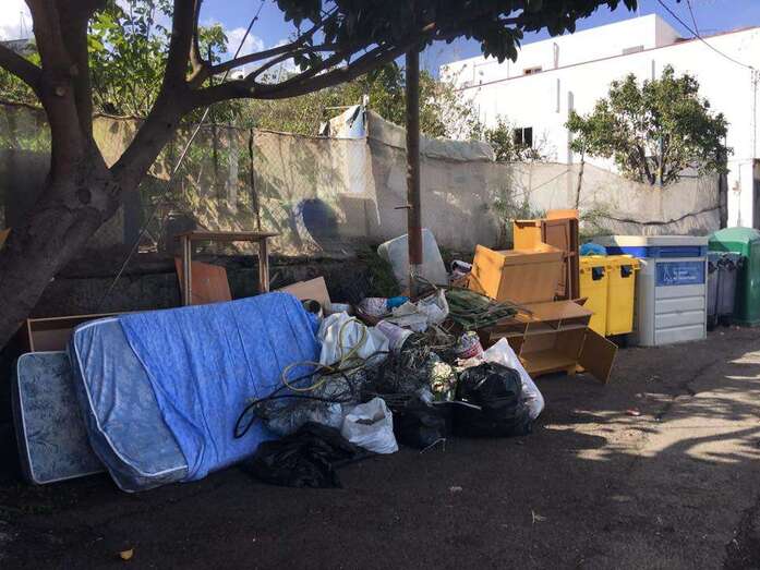 Imagen del vertido ilegal de basura y trastos en La Breña (Foto TA)