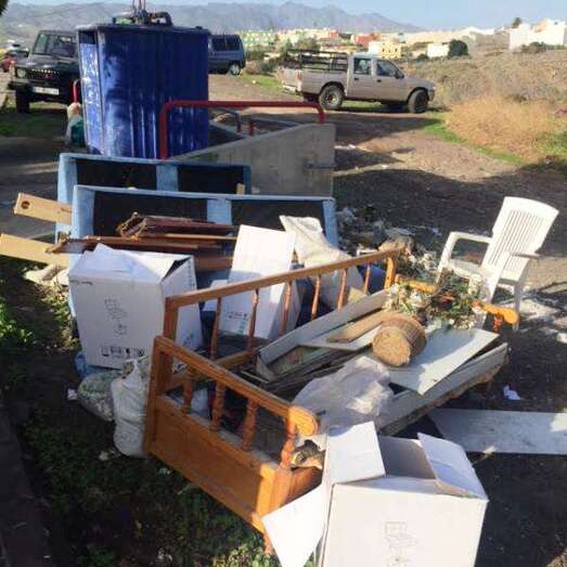 Enseres depositados en un descampado en El Ejido (Foto TA)