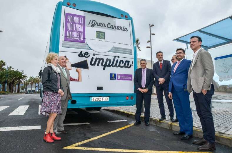 Imagen de la presentación de la campaña en las guaguas de Global (Foto TA)