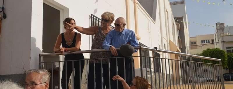 José Ruiz, el pasado mes de agosto, se asomó a la plaza de Clavellinas para ver la procesión religiosa (Foto TA)