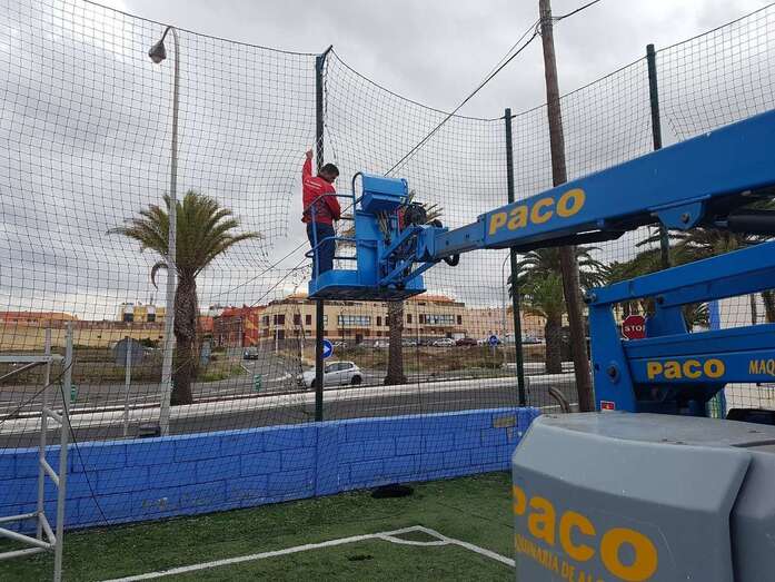 Imagen de los trabajos de remiendo de la red perimetral (Foto TA)