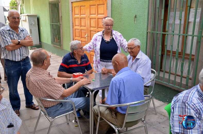 Pino González, promotora de la protesta, con un grupo de mayores durante una protesta en las puertas del centro (Foto TA)