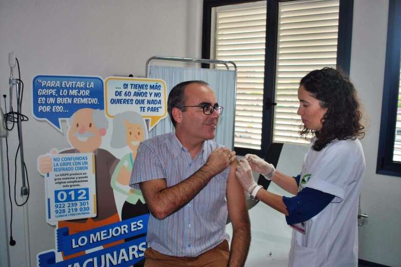 Ricardo Redondas, vacunándose contra la gripe esta mañana en el centro de salud de El Calero (Foto TA