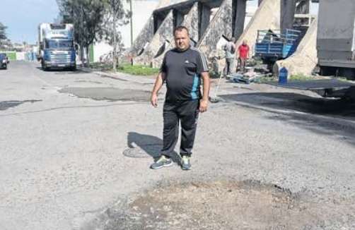 Antonio Medina, junto a uno de los socavones de la calle donde está su industria (Foto Cristina González)