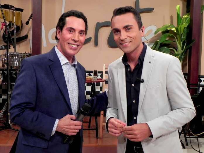 José Vélez con Raúl Arencibia, presentador del programa (Foto TA)