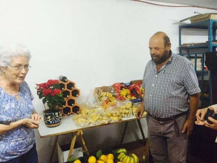 Isabel Hernández, promotora del rastrillo, y Manuel Moreno, uno de los benefactores (Foto TA)