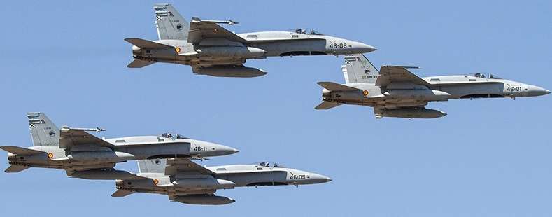 Formación de cuatro cazas F-18 del Ala 46 sobrevolando la Base Aérea (Foto Antonio Rodríguez)