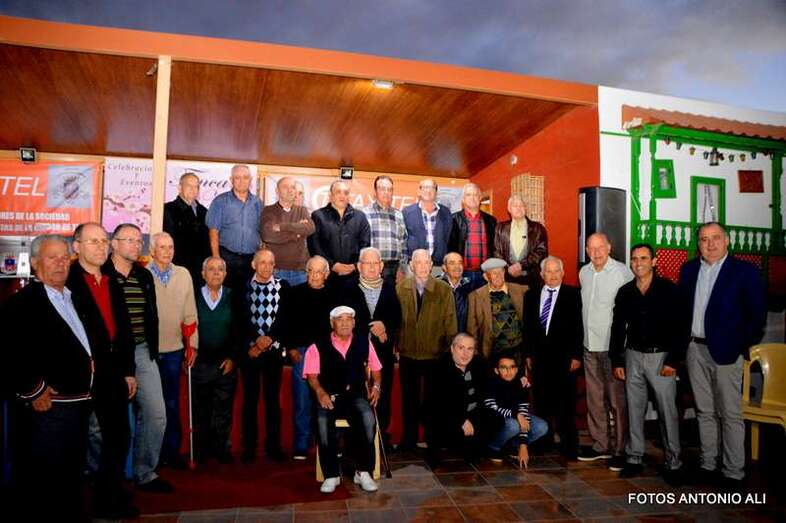 Foto de grupo de los homenajeados junto al concejal Juan Martel (Foto Antonio Alí)