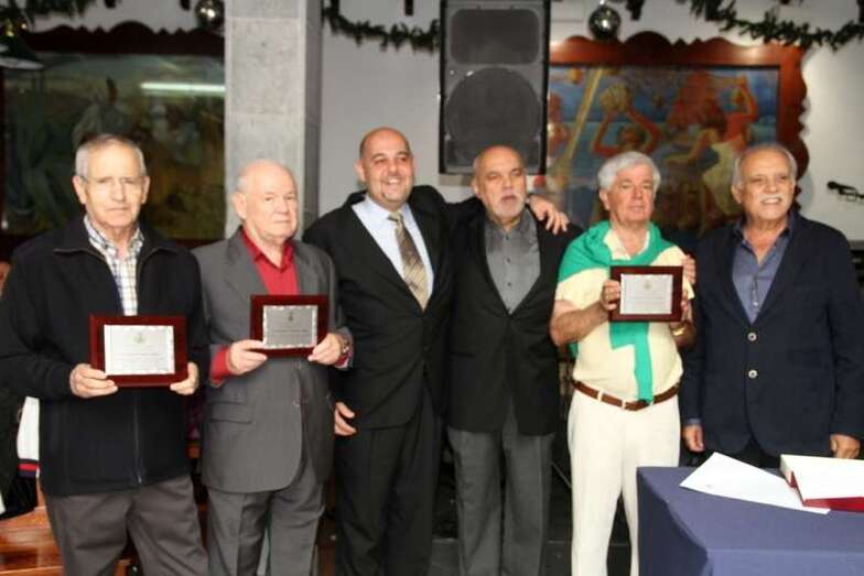 Los nuevos socios de honor muestran las placas de reconocimiento (Foto Jesús Ruiz Mesa)
