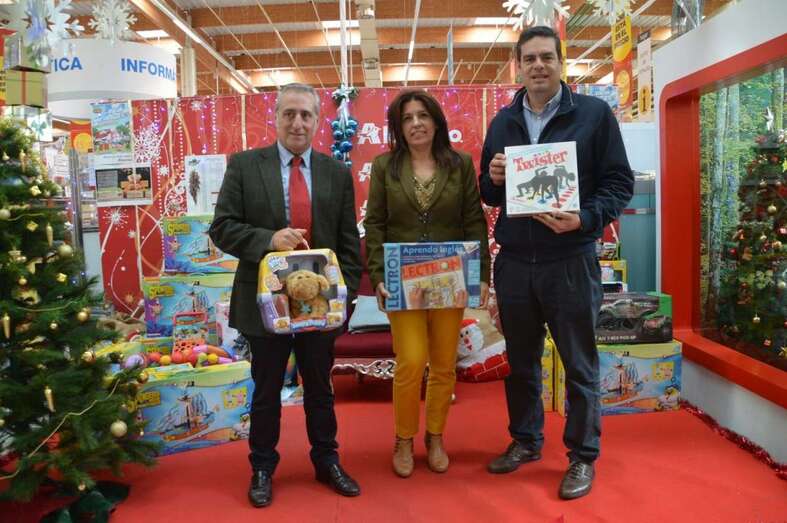 Javier Ojeda, Carmen Hernández y Diego Ojeda, esta mañana en el punto de recogida de juguetes de Alcampo (Foto TA)