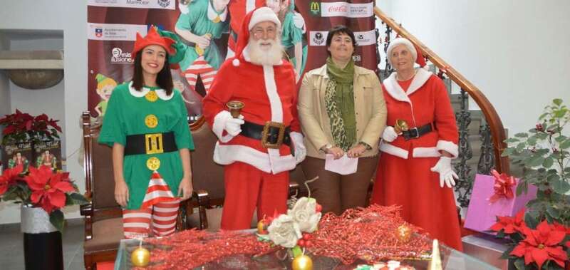 Papá y Mamá Noel, este miércoles en Telde junto a la concejala Celeste López y una de sus ayudantes (Foto TA)