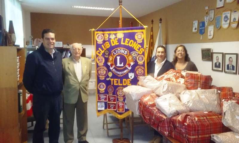 El  presidente del Club de Leones, Francisco Artiles, con el concejal de Servicios Sociales, Diego Ojedam, hoy en la sede del Club (Foto TA)