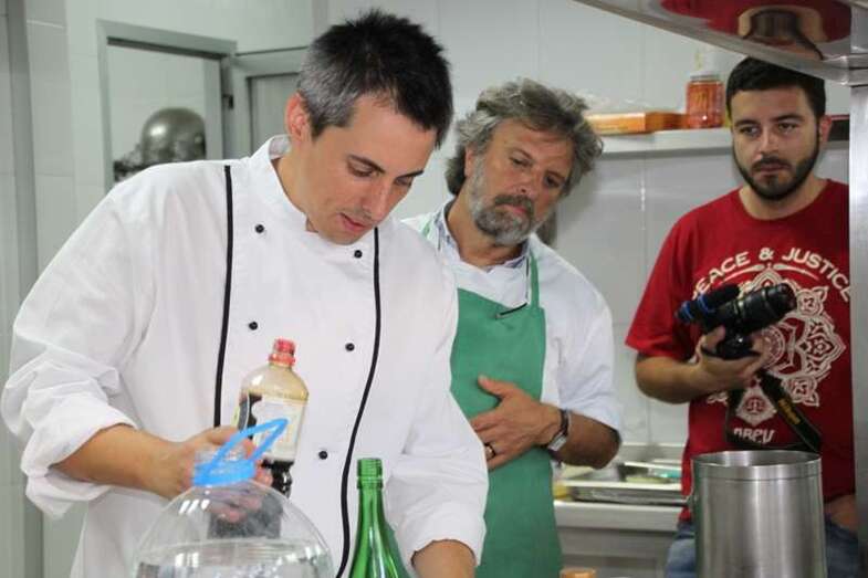 Carlos Navarro Martínez, el nuevo director de Yrichen, es un experto cocinero y dio un curso en la entidad de La Pardilla (Foto TA)