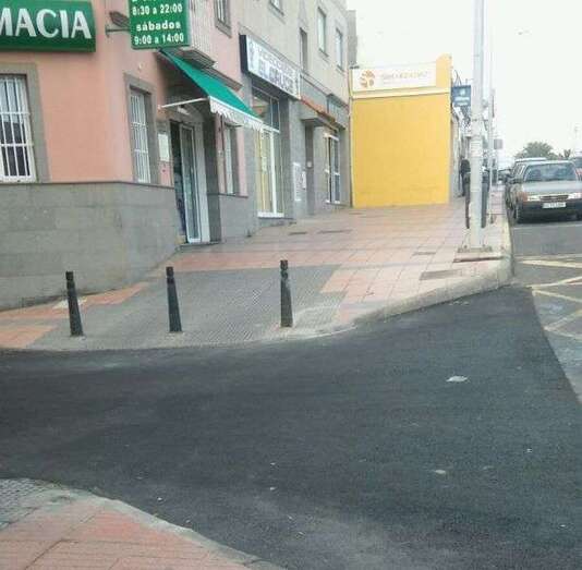 Entrada a la calle de Tenerife desde la carretera general, el paso de peatones desapareció con las obras (Foto TA)