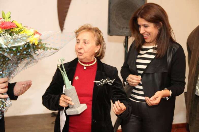 Pino Monzón con el premio de la Orden de los Inocentes, junto a la alcaldesa Carmen Hernández (Foto Jesús Ruiz Mesa)