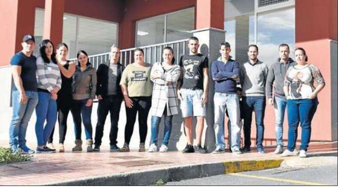 Grupo de la mayoría de afectados en la fachada del edificio donde compraron sus viviendas (Foto Esteban Campillo/C7) 