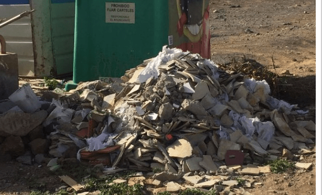 Material depositado desde hace meses cerca de los contenedores de basura y vidrio (Foto TA)
