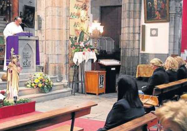 Momento del funeral de anoche en la Basílica de Telde (Foto Francisco Socorro-C7)