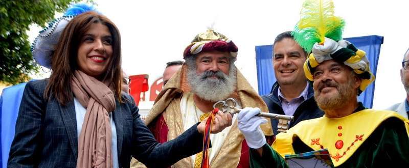 La alcaldesa Carmen Hernández entrega la llave de la ciudad a Gaspar (Foto Antonio Alí)