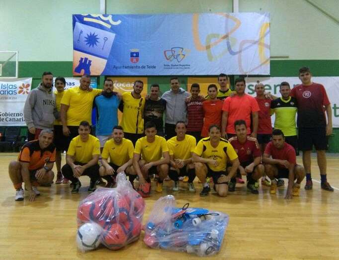 Equipos que llegaron a la final con los regalos delante (Foto TA)