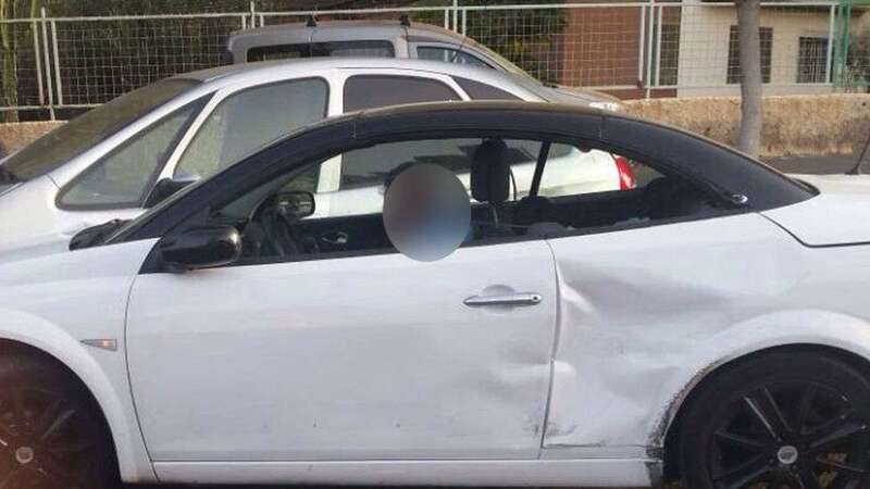 El fallecido en el interior del vehículo después de recibir un tiro en la cara a bocajarro (Foto TA)