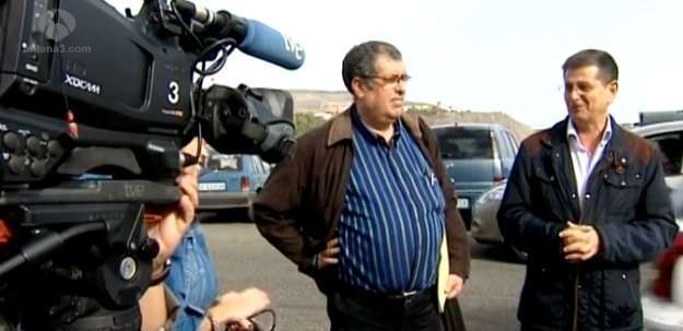 El nuevo comisionado regional junto al abogado de la familia, hoy en el Valle de Jinámar (Foto Antena 3 Canarias)
