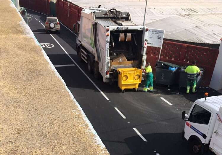 Los operarios no dudaron en mezclar el contenido de uno y otro contenedor (Foto TA)