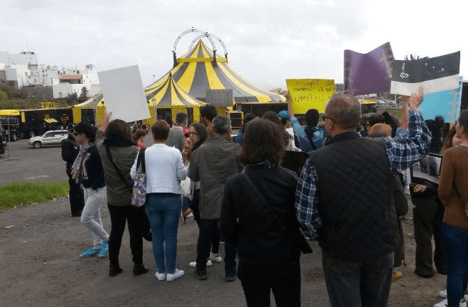 Imagen de archivo de una concentración en 2016 contra la presencia del Circus Kaos en Telde (Foto TA)