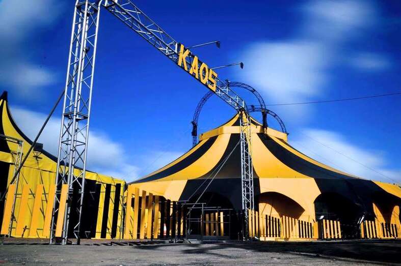 El Cirkus Kaos cuenta con una gran carpa con capacidad para 980 espectadores (Foto TA)