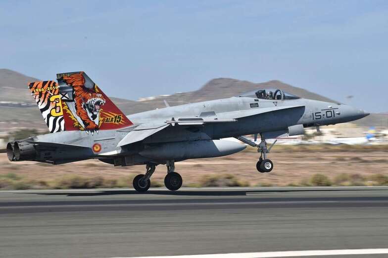 Un F-18 del Ala 15 de Zaragoza despegando desde Gando (Foto TA)